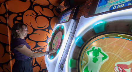 nq_jpn_arcade_bar_london