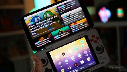The bottom screen has 'light bleed' which is either caused by the casing being too tight around it or there being pressure from components below (left). The two screens allow you to multitask like a pro (right)