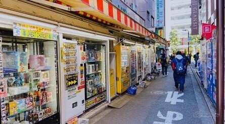 Liberty No. 5, which owns the Street Fighter II cabinet, is located within walking distance of Akihabara Station. The cabinet itself is tucked away down the alley to the right of the store, nestled between vending machines