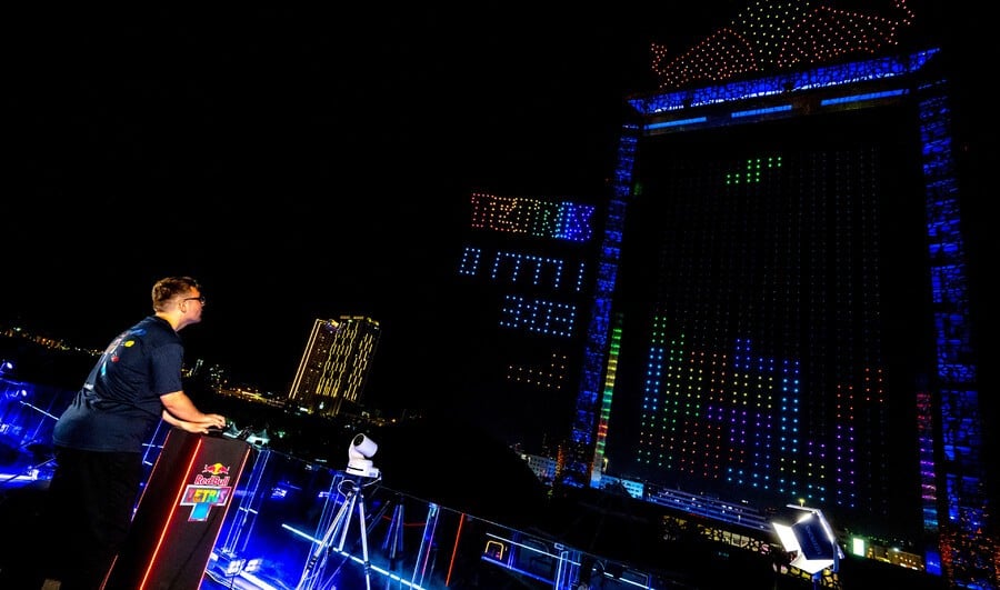 "One Of A Kind" - The Largest Game Of Tetris Has Just Been Played With The Help Of Over 2000 Synchronized Drones