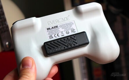 The USB dongle can be stored on the back of the controller thanks to the magical power of magnets