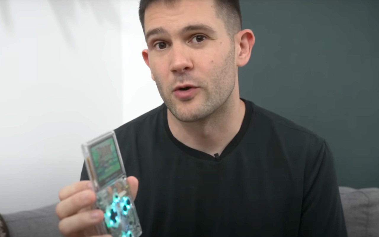 Modder Builds "The Ultimate Game Boy" 1