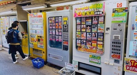 Liberty No. 5, which owns the Street Fighter II cabinet, is located within walking distance of Akihabara Station. The cabinet itself is tucked away down the alley to the right of the store, nestled between vending machines