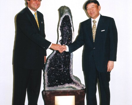 Stefano Arnhold (Tec Toy President) with David Rosen (founder of Sega) and Daizaburou Sakurai (Executive Director of Sega), making history by joining forces (left), Stefano Arnhold with Hayao Nakayama (Sega President), when Tec Toy gave him a large amethyst to celebrate ten years of working together (1987-1997) (right)