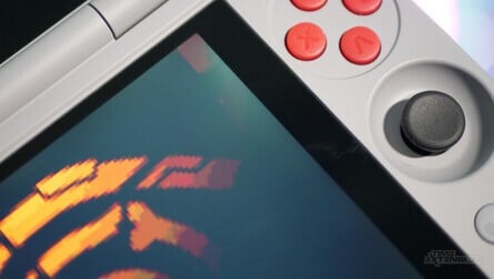 The bottom screen has 'light bleed' which is either caused by the casing being too tight around it or there being pressure from components below (left). The two screens allow you to multitask like a pro (right)