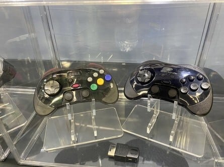 Retro-Bit premiered their new official Sega Saturn controller that comes with double shoulder buttons and two analogue sticks